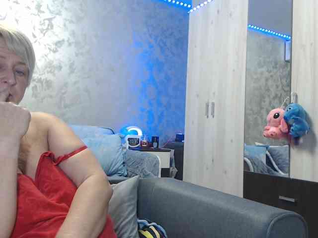 LovePinkLilli webcam