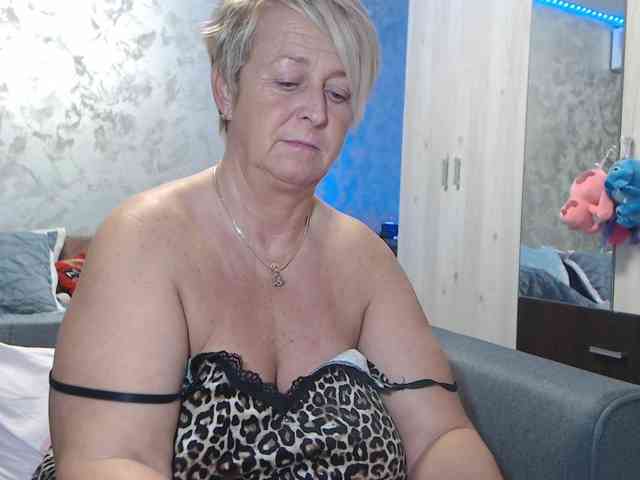 LovePinkLilli webcam