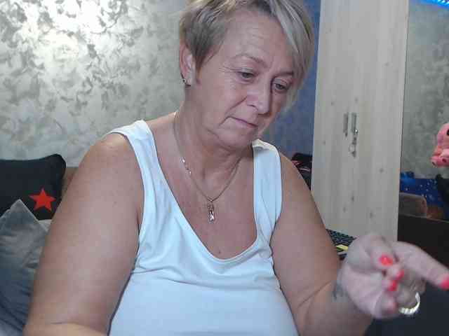 LovePinkLilli webcam