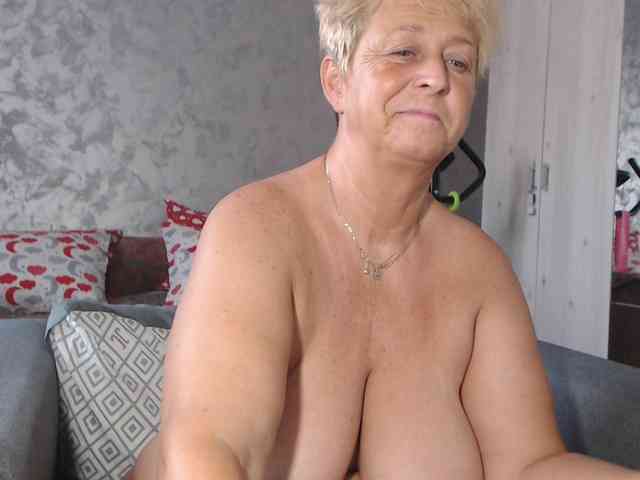 LovePinkLilli webcam