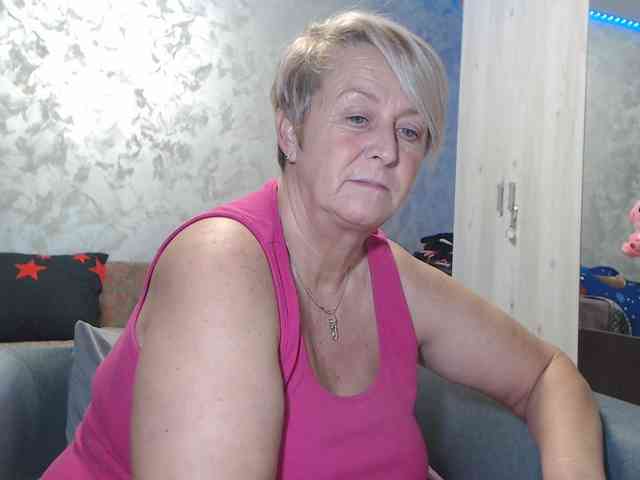 LovePinkLilli webcam