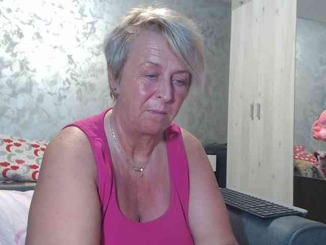 LovePinkLilli webcam