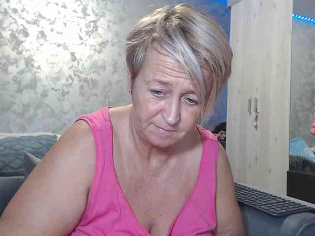 LovePinkLilli webcam