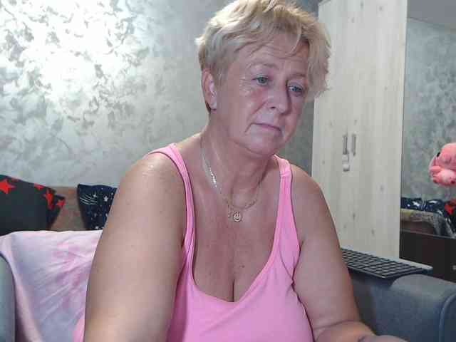 LovePinkLilli webcam