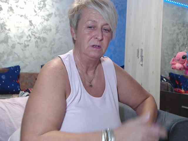 LovePinkLilli webcam