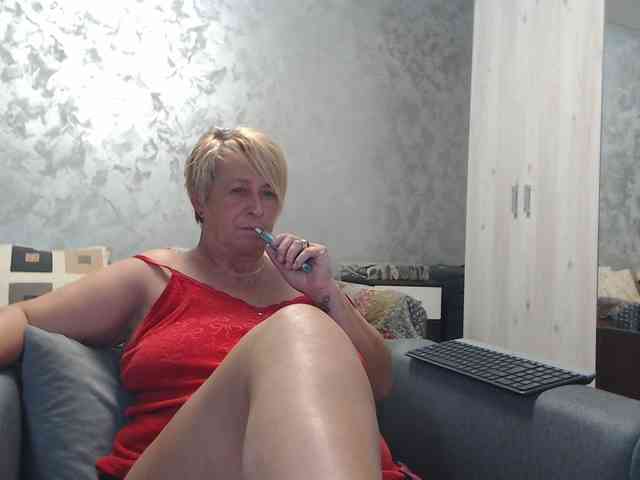 LovePinkLilli webcam