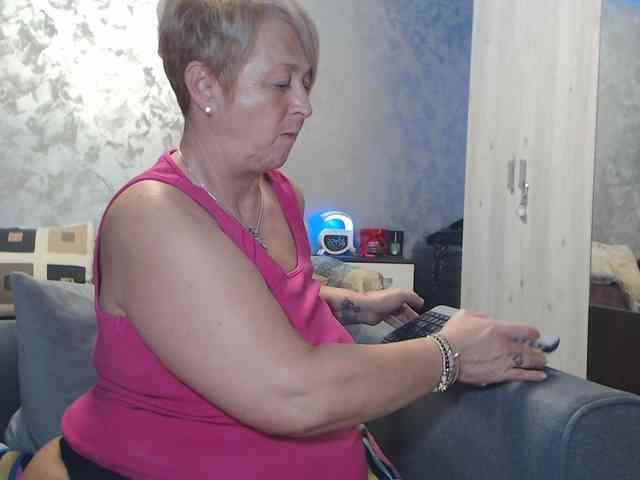 LovePinkLilli webcam