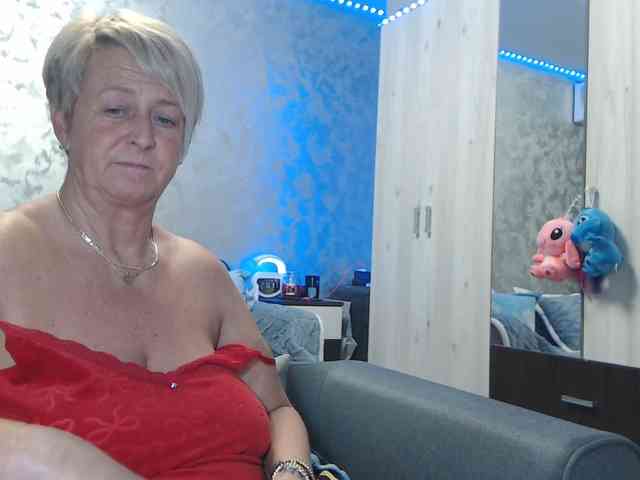 LovePinkLilli webcam