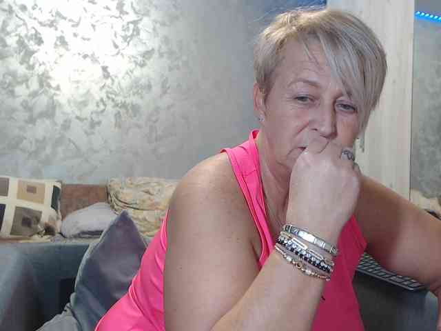 LovePinkLilli webcam