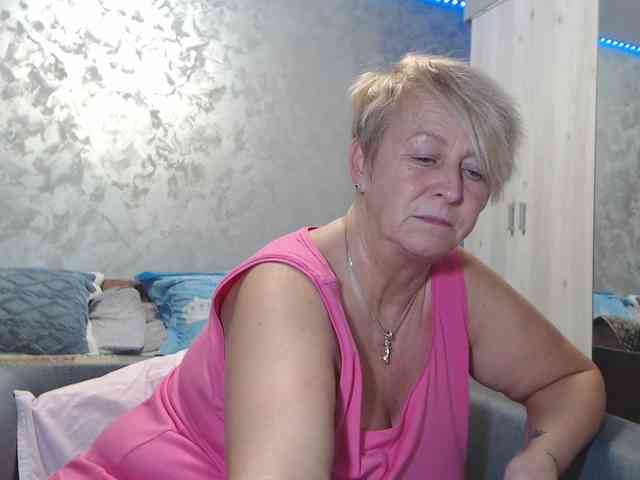 LovePinkLilli webcam