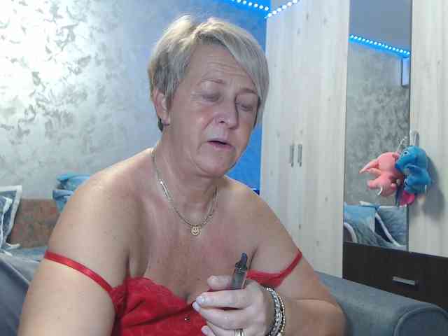 LovePinkLilli webcam