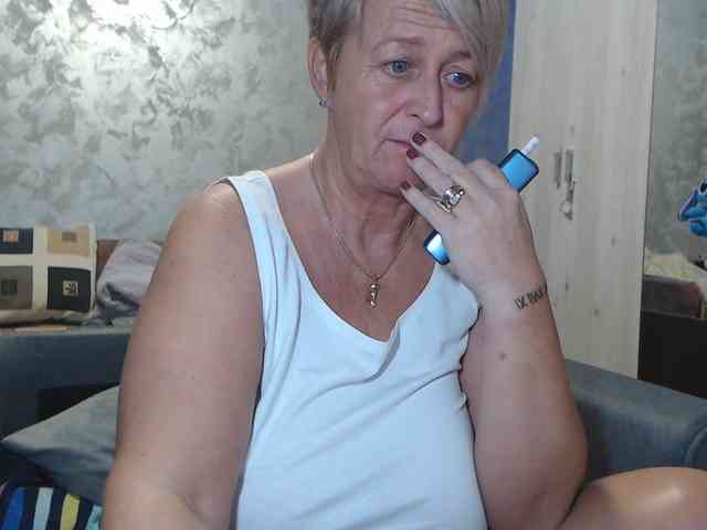 LovePinkLilli webcam