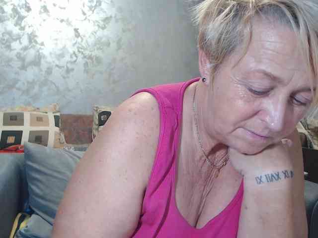 LovePinkLilli webcam