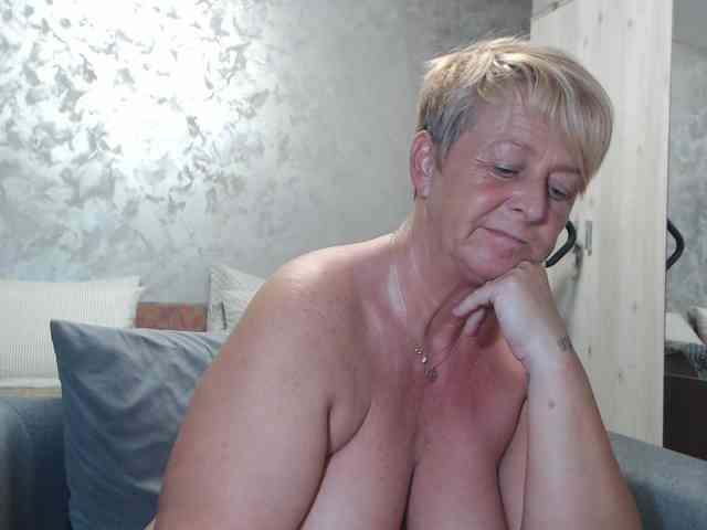 LovePinkLilli webcam
