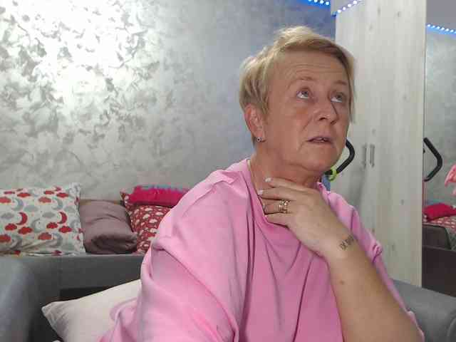 LovePinkLilli webcam