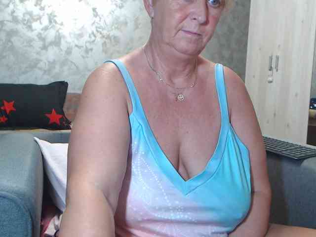 LovePinkLilli webcam