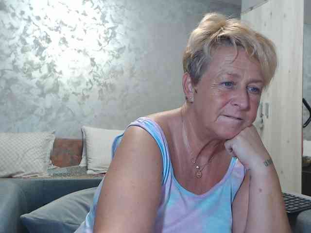 LovePinkLilli webcam