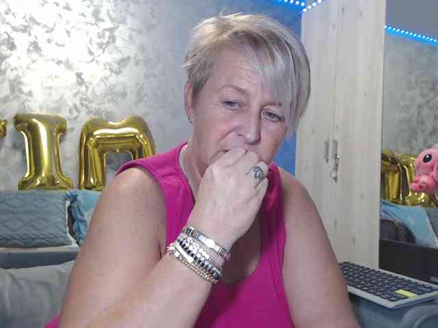 LovePinkLilli webcam