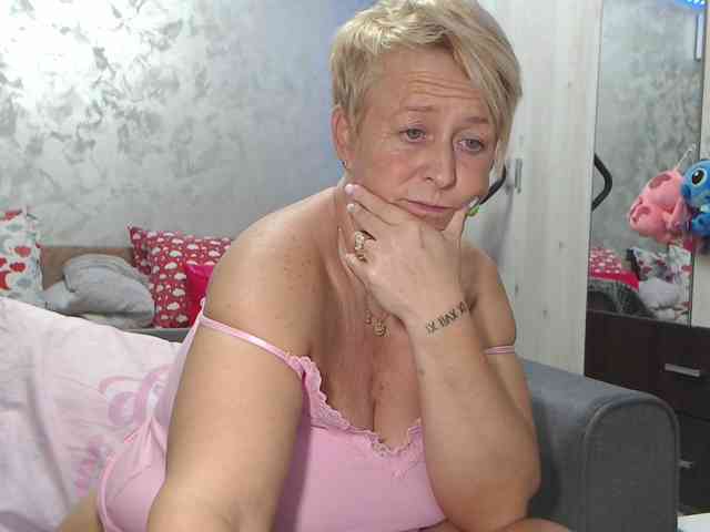 LovePinkLilli webcam