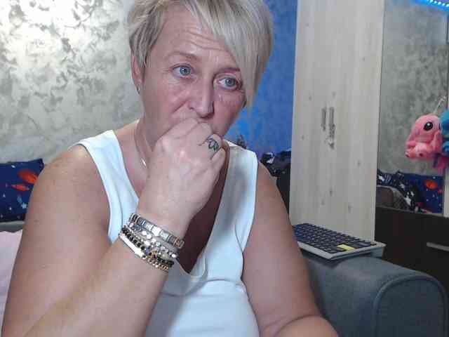 LovePinkLilli webcam