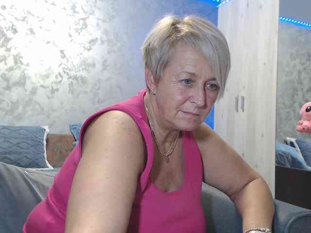 LovePinkLilli webcam