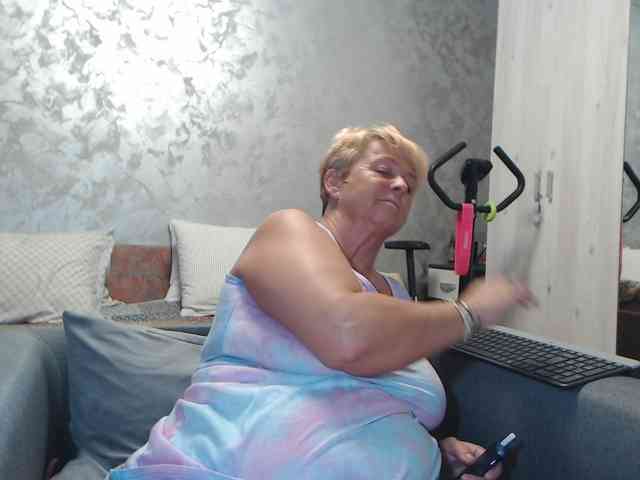 LovePinkLilli webcam