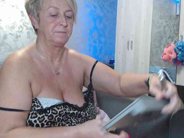 LovePinkLilli webcam