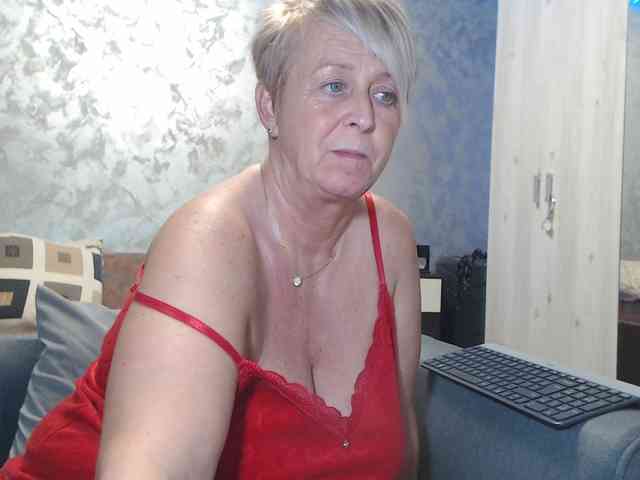 LovePinkLilli webcam