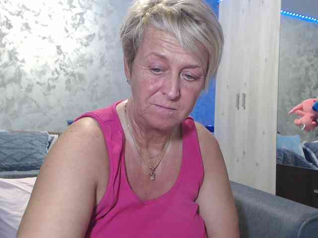 LovePinkLilli webcam