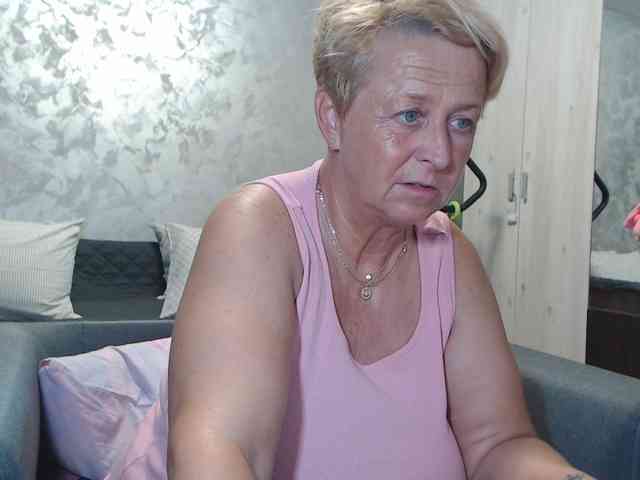 LovePinkLilli webcam