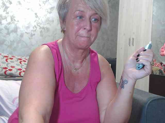 LovePinkLilli webcam