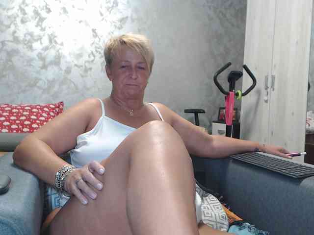 LovePinkLilli webcam
