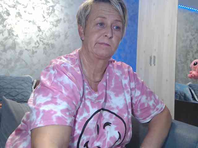 LovePinkLilli webcam