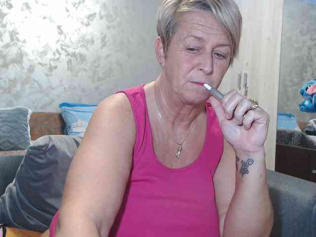 LovePinkLilli webcam