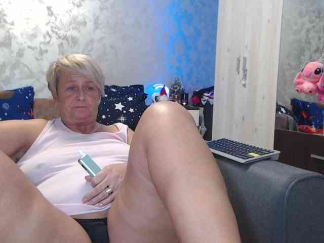 LovePinkLilli webcam