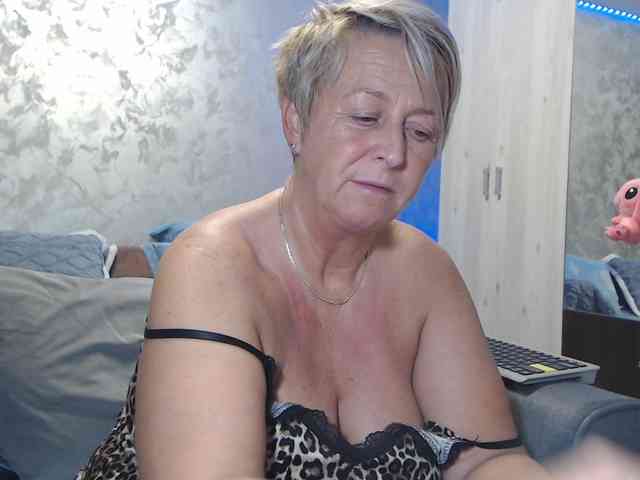 LovePinkLilli webcam