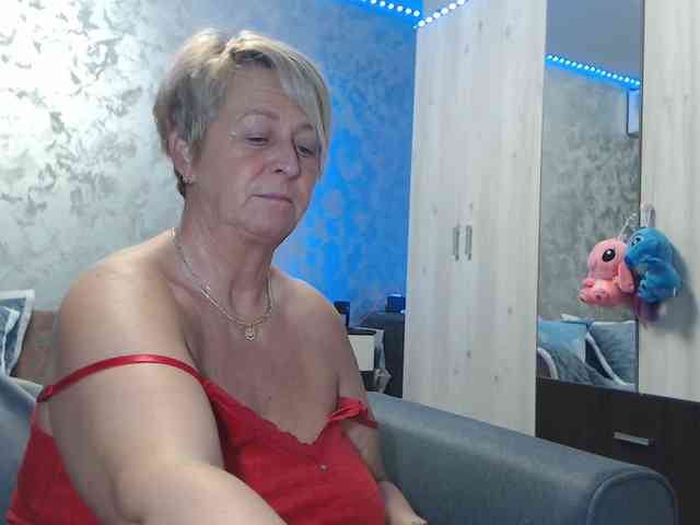 LovePinkLilli webcam