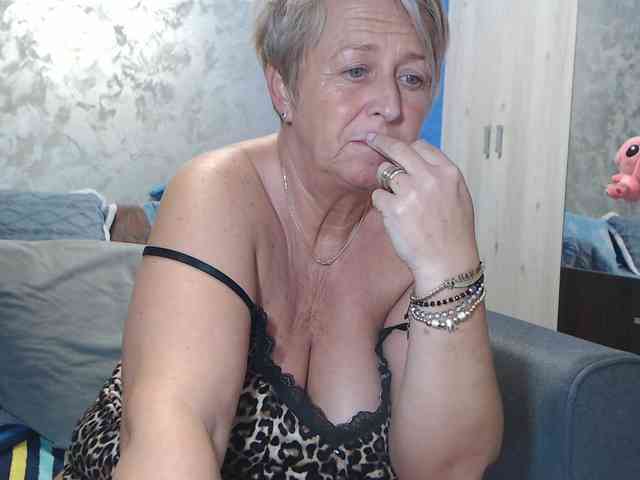 LovePinkLilli webcam