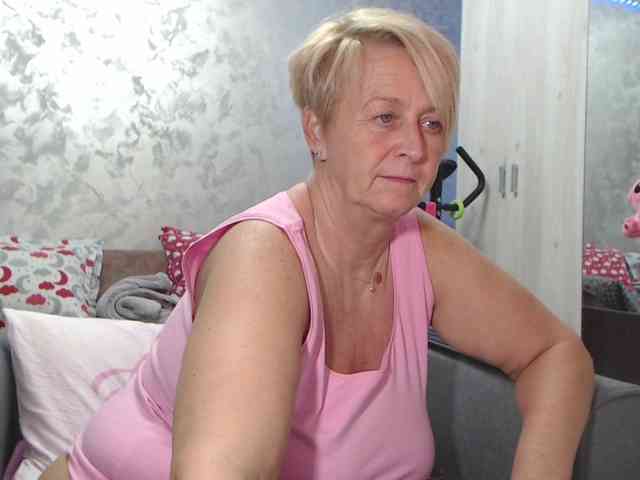 LovePinkLilli webcam