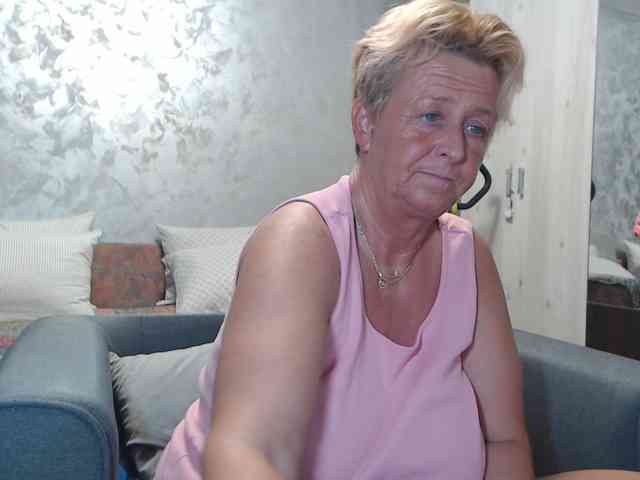 LovePinkLilli webcam