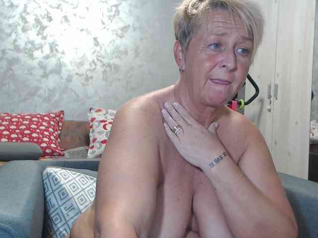 LovePinkLilli webcam