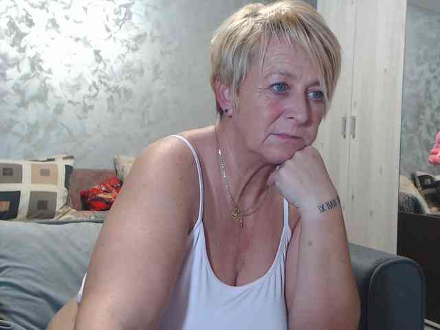 LovePinkLilli webcam