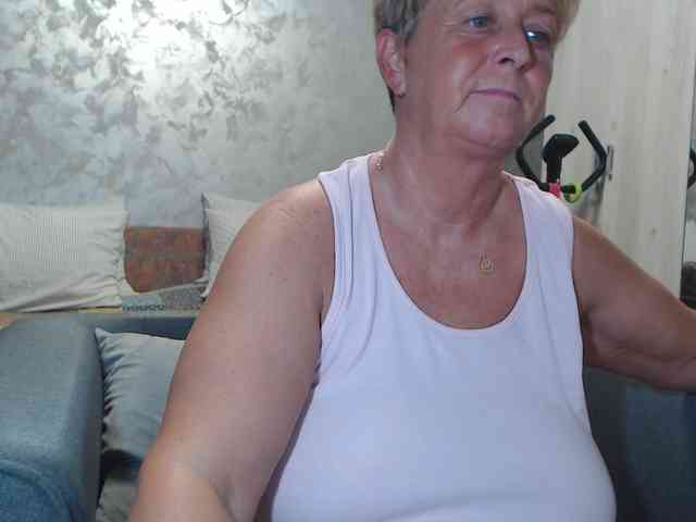 LovePinkLilli webcam