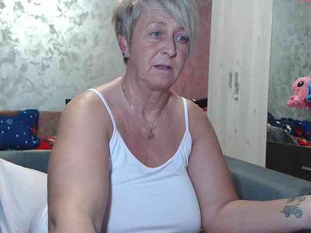 LovePinkLilli webcam