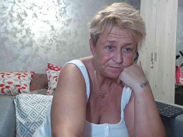 LovePinkLilli webcam