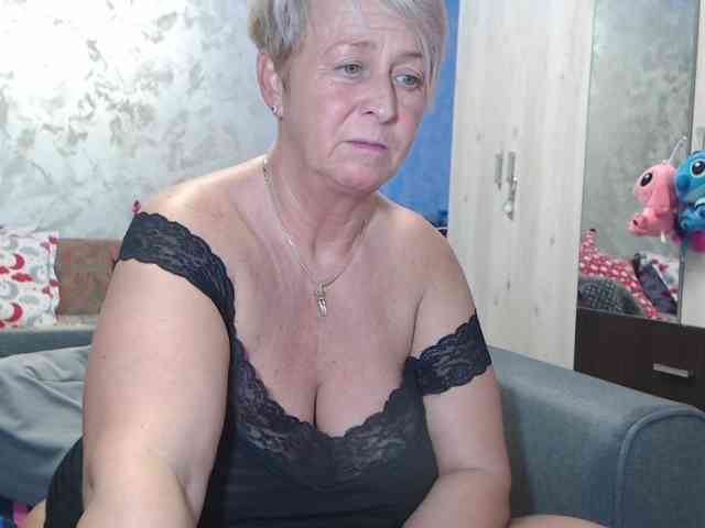 LovePinkLilli webcam