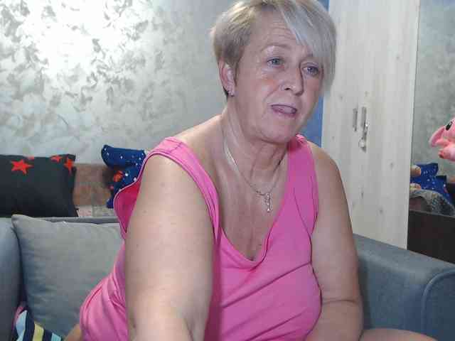 LovePinkLilli webcam