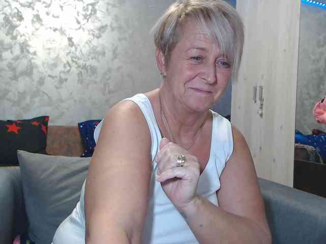 LovePinkLilli webcam