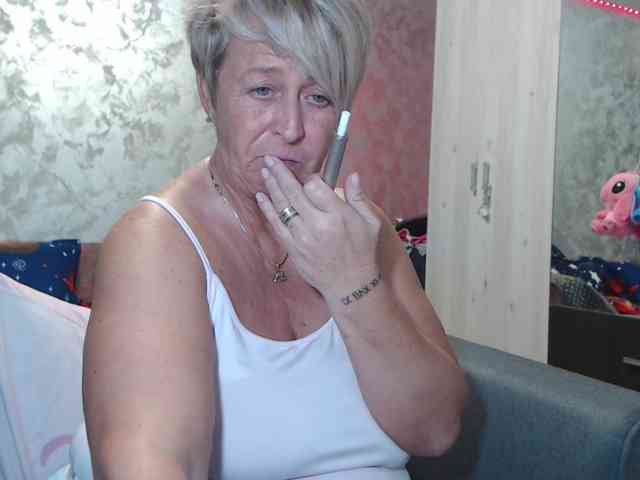 LovePinkLilli webcam