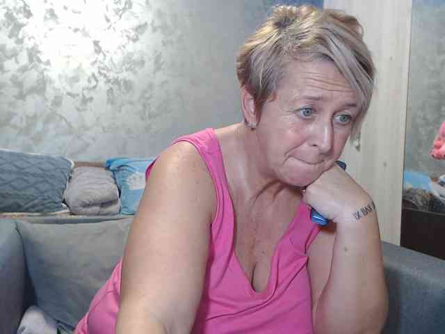 LovePinkLilli webcam